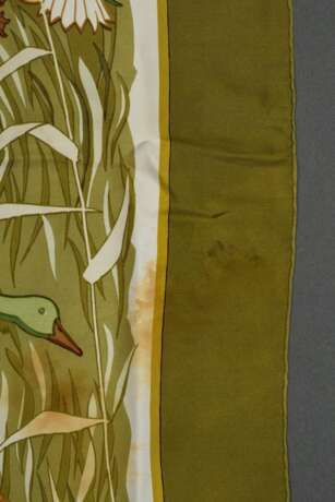 Hermès Seiden Carré "Cols Vert" in oliv, Entw.: Christiane Vauzelles 1973, gerollter Rand, 90x90cm, kein Schild, Tragespuren - Foto 4