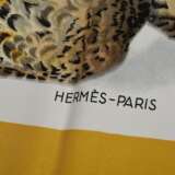 Hermès Seiden Carré "Belle Chasse" in ocker, Entw.: Henri de Linares 1963, gerollter Rand, 90x90cm - фото 4