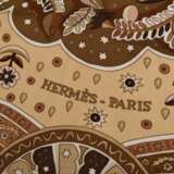 Hermès Seiden Carré "Aux Portes du Palais" in braun und beige, Entw.: Christine Henry 2008, gerollter Rand, 90x90cm, in Original Box, kein Schild, Ziehfäden, 1 Ecke leicht löcherig - фото 3