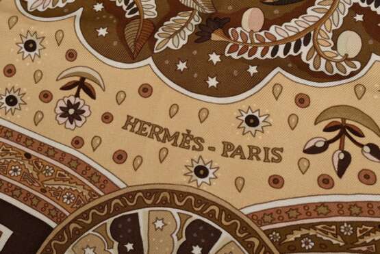 Hermès Seiden Carré "Aux Portes du Palais" in braun und beige, Entw.: Christine Henry 2008, gerollter Rand, 90x90cm, in Original Box, kein Schild, Ziehfäden, 1 Ecke leicht löcherig - photo 3