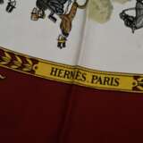 Hermès Seiden Carré "La Promenade de Longchamps" in bordeaux, Entw.: Philippe Ledoux 1965, gerollter Rand, 90x90cm, kein Schild - Foto 3