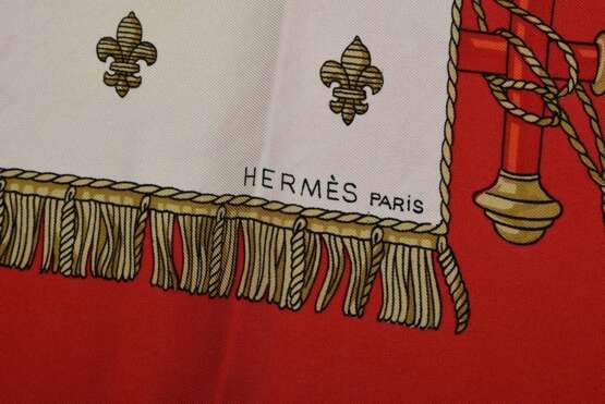 Hermès Seiden Carré "Vue du Carrosse de la Galère la Réale" in rot, Entw.: Hugo Grygkar 1953, gerollter Rand, 90x90cm, kein Schild - photo 3