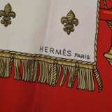 Hermès Seiden Carré "Vue du Carrosse de la Galère la Réale" in rot, Entw.: Hugo Grygkar 1953, gerollter Rand, 90x90cm, kein Schild - фото 3