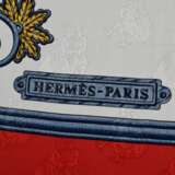 Hermès Façonné Seiden Carré "Joies d'Hiver" in rot/gold, Entw.: Joachim Metz 1992, gerollter Rand, 90x90cm, in Original Box und Weihnachtsumkarton "Bonne Noel/Bonne Année", kein Schild - Foto 2