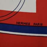 Hermès Seiden Carré "Ex Libris" in rot/blau, Entw.: Hugo Grygkar 1946, gerollter Rand, 90x90cm, kein Schild, Ziehfäden, leichte Tragespuren - photo 3