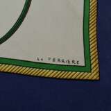 Hermès Seiden Carré "Les Voitures a Tranformation" in dunkelblau, Entw.: Françoise De La Perriere 1965, gerollter Rand, 90x90cm, kein Schild, leichte Tragespuren - photo 4