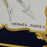 Hermès Seiden Carré "1879-1979" in dunkelblau, Sonderedition zum 100. Jubiläum der Gebrüder Heineman SE & Co. KG, Adaption von "Marine en bois", Entw.: Hugo Grygkar 1957, gerollter Rand, 90x90cm - Foto 4
