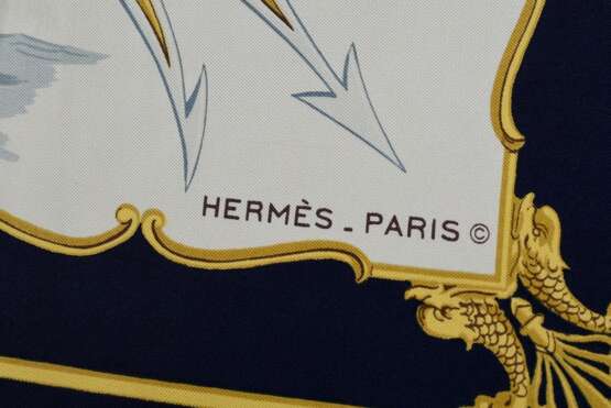 Hermès Seiden Carré "1879-1979" in dunkelblau, Sonderedition zum 100. Jubiläum der Gebrüder Heineman SE & Co. KG, Adaption von "Marine en bois", Entw.: Hugo Grygkar 1957, gerollter Rand, 90x90cm - photo 4