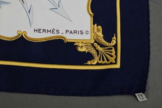 Hermès Seiden Carré "1879-1979" in dunkelblau, Sonderedition zum 100. Jubiläum der Gebrüder Heineman SE & Co. KG, Adaption von "Marine en bois", Entw.: Hugo Grygkar 1957, gerollter Rand, 90x90cm - Foto 3