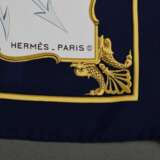 Hermès Seiden Carré "1879-1979" in dunkelblau, Sonderedition zum 100. Jubiläum der Gebrüder Heineman SE & Co. KG, Adaption von "Marine en bois", Entw.: Hugo Grygkar 1957, gerollter Rand, 90x90cm - фото 3