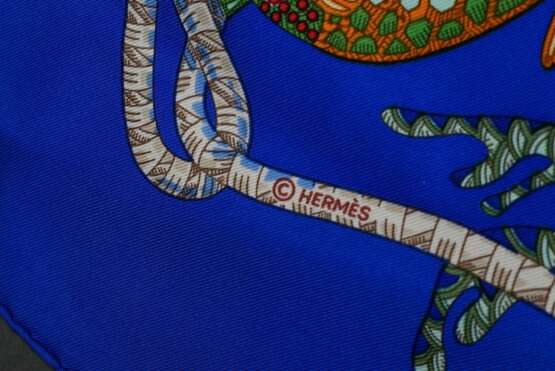 Hermès Seiden Carré "Grand Fonds" in azurblau, Entw.: Annie Faivre 1992, gerollter Rand, 90x90cm, kein Schild, leichte Tragespuren - Foto 4