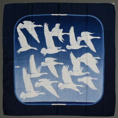 Hermès Seiden Carré "Oiseaux Migrateur" in Blautönen, Entw.: Caty Latham 1977, gerollter Rand, 90x90cm, Ziehfäden - фото 1