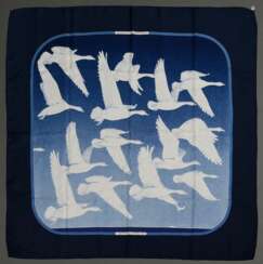 Hermès Seiden Carré &quot;Oiseaux Migrateur&quot; in Blautönen, Entw.: Caty Latham 1977, gerollter Rand, 90x90cm, Ziehfäden