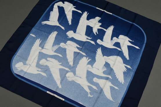 Hermès Seiden Carré "Oiseaux Migrateur" in Blautönen, Entw.: Caty Latham 1977, gerollter Rand, 90x90cm, Ziehfäden - фото 2