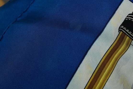 Hermès Seiden Carré "Harnais des Presidents" in blau, Entw.: Francoise Heron 1966, gerollter Rand, 90x90cm, kein Schild, leichte Tragespuren - фото 5