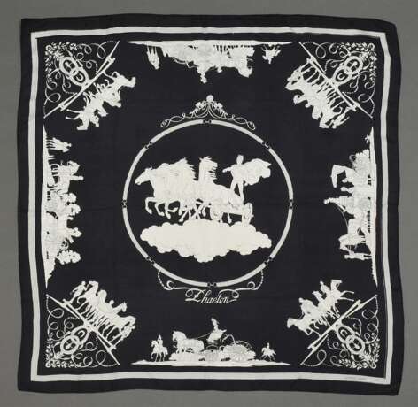 Hermès Seiden Carré "Phaéton" in schwarz/weiß, Entw.: Philippe Ledoux 1958, gerollter Rand, 90x90cm, kein Schild, leichte Tragespuren, Ziehfaden - фото 2