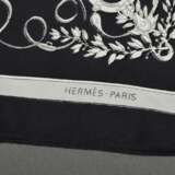 Hermès Seiden Carré "Phaéton" in schwarz/weiß, Entw.: Philippe Ledoux 1958, gerollter Rand, 90x90cm, kein Schild, leichte Tragespuren, Ziehfaden - photo 3