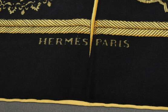 Hermès Seiden Carré "Les Armes de Paris Fluctuat nec mergitur" in schwarz/gold, Entw.: Hugo Grygkar 1954, gerollter Rand, 90x90cm, kein Schild, kleine Löcher - Foto 3