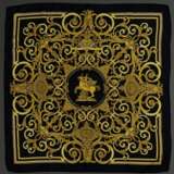 Hermès Seiden Carré "Les Tuileries" in schwarz und gold, Entw.: Joachim Metz 1990, gerollter Rand, 90x90cm, kein Schild, leichte Tragespuren - photo 1