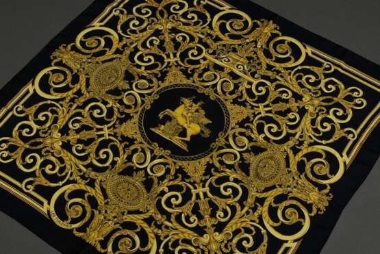 Hermès Seiden Carré "Les Tuileries" in schwarz und gold, Entw.: Joachim Metz 1990, gerollter Rand, 90x90cm, kein Schild, leichte Tragespuren - Foto 2