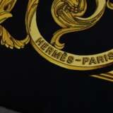 Hermès Seiden Carré "Les Tuileries" in schwarz und gold, Entw.: Joachim Metz 1990, gerollter Rand, 90x90cm, kein Schild, leichte Tragespuren - photo 3