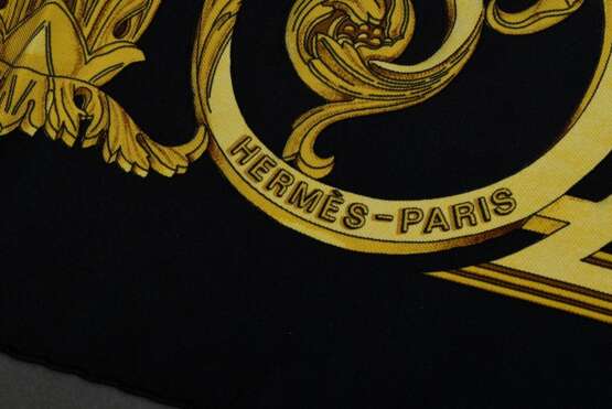 Hermès Seiden Carré "Les Tuileries" in schwarz und gold, Entw.: Joachim Metz 1990, gerollter Rand, 90x90cm, kein Schild, leichte Tragespuren - фото 3