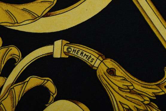 Hermès Seiden Carré "Les Tuileries" in schwarz und gold, Entw.: Joachim Metz 1990, gerollter Rand, 90x90cm, kein Schild, leichte Tragespuren - фото 4