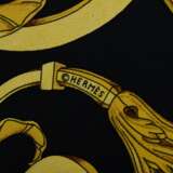 Hermès Seiden Carré "Les Tuileries" in schwarz und gold, Entw.: Joachim Metz 1990, gerollter Rand, 90x90cm, kein Schild, leichte Tragespuren - Foto 4