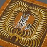 Hermès Seiden Pochette in beige und braun "Tigre Royal", Entw.: Christian Vauzelles, gerollter Rand, 40x40cm, in Original Box - фото 1