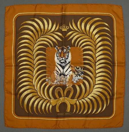 Hermès Seiden Pochette in beige und braun "Tigre Royal", Entw.: Christian Vauzelles, gerollter Rand, 40x40cm, in Original Box - photo 2