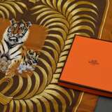 Hermès Seiden Pochette in beige und braun "Tigre Royal", Entw.: Christian Vauzelles, gerollter Rand, 40x40cm, in Original Box - фото 3