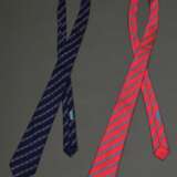 2 Hermès Seiden Krawatten: pinke und blaue "Steigbügel" (7152 FA), L. 145cm, B. 8/8,5cm, leicht fleckig - photo 1