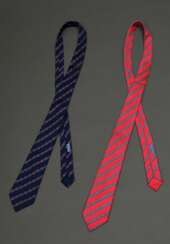 2 Hermès Seiden Krawatten: pinke und blaue &quot;Steigbügel&quot; (7152 FA), L. 145cm, B. 8/8,5cm, leicht fleckig