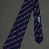 2 Hermès Seiden Krawatten: pinke und blaue "Steigbügel" (7152 FA), L. 145cm, B. 8/8,5cm, leicht fleckig - photo 2