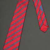 2 Hermès Seiden Krawatten: pinke und blaue "Steigbügel" (7152 FA), L. 145cm, B. 8/8,5cm, leicht fleckig - фото 3