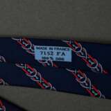 2 Hermès Seiden Krawatten: pinke und blaue "Steigbügel" (7152 FA), L. 145cm, B. 8/8,5cm, leicht fleckig - photo 4
