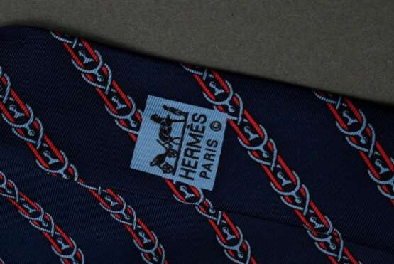 2 Hermès Seiden Krawatten: pinke und blaue "Steigbügel" (7152 FA), L. 145cm, B. 8/8,5cm, leicht fleckig - photo 5