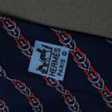 2 Hermès Seiden Krawatten: pinke und blaue "Steigbügel" (7152 FA), L. 145cm, B. 8/8,5cm, leicht fleckig - photo 5