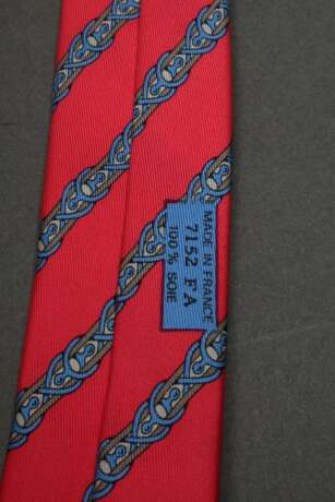 2 Hermès Seiden Krawatten: pinke und blaue "Steigbügel" (7152 FA), L. 145cm, B. 8/8,5cm, leicht fleckig - photo 6