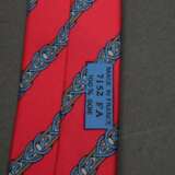 2 Hermès Seiden Krawatten: pinke und blaue "Steigbügel" (7152 FA), L. 145cm, B. 8/8,5cm, leicht fleckig - photo 6