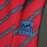 2 Hermès Seiden Krawatten: pinke und blaue "Steigbügel" (7152 FA), L. 145cm, B. 8/8,5cm, leicht fleckig - Foto 7