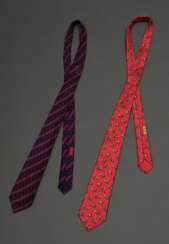 2 Hermès Seiden Krawatten: rotes &quot;Springendes Pferd&quot; (866 PA, Gebrauchsspuren) und marineblaue &quot;Trensen&quot; (7077 OA), L. 145cm, B. 8/8,5cm