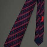 2 Hermès Seiden Krawatten: rotes "Springendes Pferd" (866 PA, Gebrauchsspuren) und marineblaue "Trensen" (7077 OA), L. 145cm, B. 8/8,5cm - photo 2