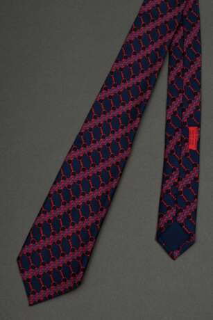 2 Hermès Seiden Krawatten: rotes "Springendes Pferd" (866 PA, Gebrauchsspuren) und marineblaue "Trensen" (7077 OA), L. 145cm, B. 8/8,5cm - photo 2