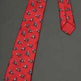 2 Hermès Seiden Krawatten: rotes "Springendes Pferd" (866 PA, Gebrauchsspuren) und marineblaue "Trensen" (7077 OA), L. 145cm, B. 8/8,5cm - Foto 3