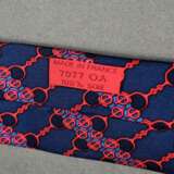 2 Hermès Seiden Krawatten: rotes "Springendes Pferd" (866 PA, Gebrauchsspuren) und marineblaue "Trensen" (7077 OA), L. 145cm, B. 8/8,5cm - Foto 4