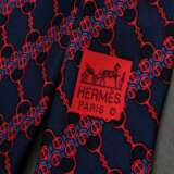 2 Hermès Seiden Krawatten: rotes "Springendes Pferd" (866 PA, Gebrauchsspuren) und marineblaue "Trensen" (7077 OA), L. 145cm, B. 8/8,5cm - фото 5