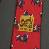2 Hermès Seiden Krawatten: rotes "Springendes Pferd" (866 PA, Gebrauchsspuren) und marineblaue "Trensen" (7077 OA), L. 145cm, B. 8/8,5cm - photo 7