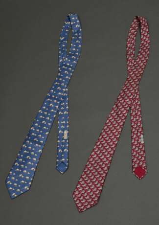 2 Hermès Seiden Krawatten: "Mäuse" in taubenblau (7605 SA) und "Pegasus" in himbeerfarben (7348 PA, Schild neu angenäht), L. 145cm, B. 9cm - photo 1