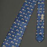 2 Hermès Seiden Krawatten: "Mäuse" in taubenblau (7605 SA) und "Pegasus" in himbeerfarben (7348 PA, Schild neu angenäht), L. 145cm, B. 9cm - Foto 2